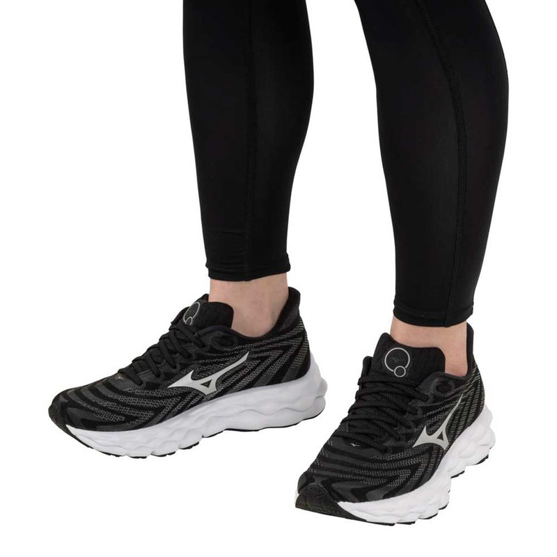 Tenis Running Mizuno WAVE SKY 8 Negro Plata Mujer