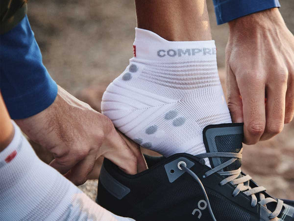 Calcetín Deportiva Compressport PRO RACING V4L Run Low Gris